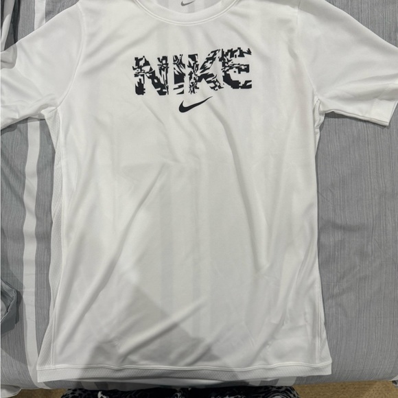 4 Nike White and Black Short Sleeve Tee with Classic Swoosh and Nike Emblem - Picture 3 of 4